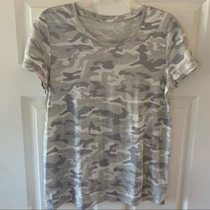 😀4/$20 Gap Camo Shirt